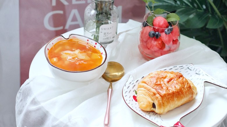 番茄主题 | 好喝的番茄土豆汤+面包+水果杯