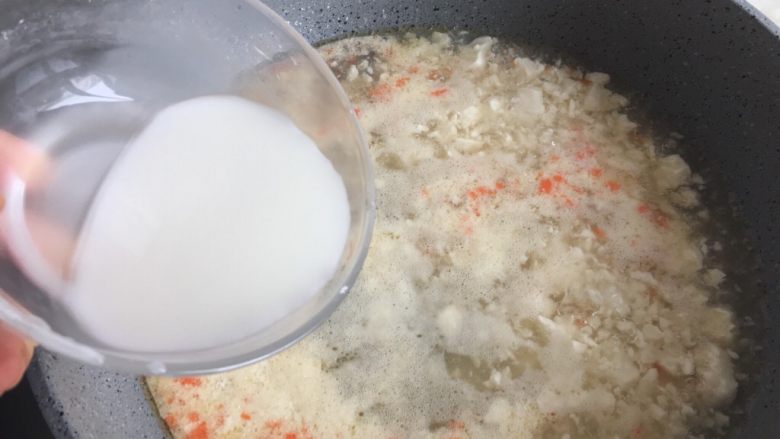 蛋花豆腐羹,煮沸后加入水淀粉