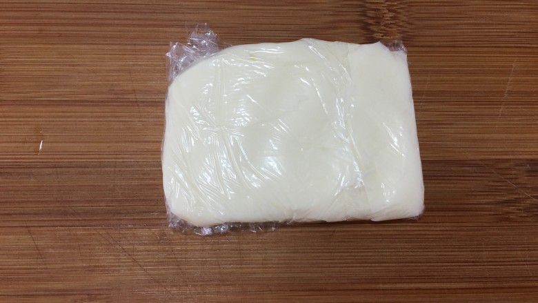黄油椰片脆脆包,擀成长方形放在冰箱冷藏