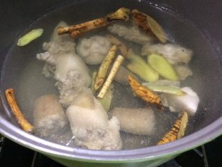 温和滋补: 牛大力黑豆猪尾巴汤,看到黑豆差不多煮好时，开始煲汤。

将泡着药材的水大火烧开，倒入猪尾巴和姜片。