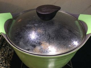 温和滋补: 牛大力黑豆猪尾巴汤,盖上锅盖，文火煲2小时。