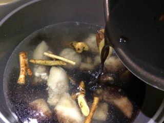 温和滋补: 牛大力黑豆猪尾巴汤,将黑豆汤全部倒入汤锅中。
