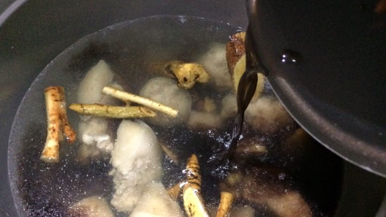 温和滋补: 牛大力黑豆猪尾巴汤,将黑豆汤全部倒入汤锅中。