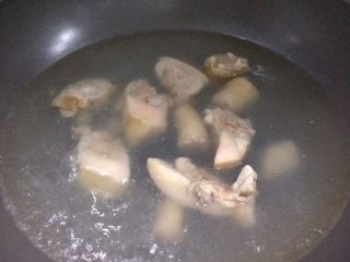 温和滋补: 牛大力黑豆猪尾巴汤,将猪尾巴焯水，捞出备用。