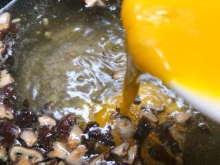 西湖牛肉羹,倒入蛋液，用筷子快速搅拌成蛋花