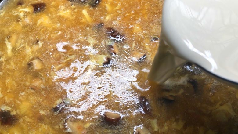 西湖牛肉羹,倒入水淀粉，一边倒一边用筷子快速搅拌，搅拌至自己喜欢的浓稠度即可