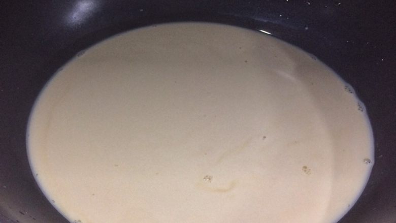 蜜豆奶茶 附蜜豆详细制作方子,煮到奶茶周围起小泡泡即可关火。