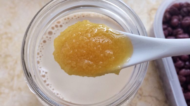 蜜豆奶茶 附蜜豆详细制作方子,放入适量蜂蜜搅拌。