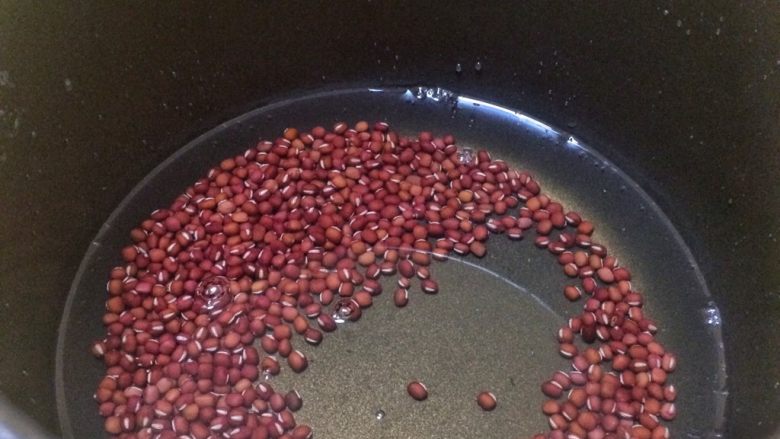 蜜豆奶茶 附蜜豆详细制作方子,再将刚才混合好的蜂蜜砂糖水倒入锅中，浸泡红豆一晚。