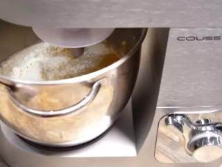 可可麻薯软欧包,将除黄油外的面团材料加入厨师机搅拌桶，开启1档聚成团后转3档揉面。