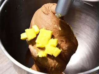 可可麻薯软欧包,面团揉至较光滑状态，加入软化的黄油低档揉至黄油吸收。