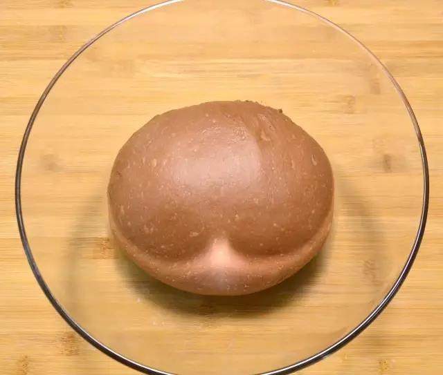 可可麻薯软欧包,面团整圆放入玻璃碗中。