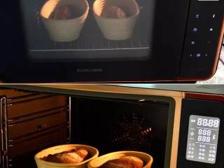 可可麻薯软欧包,烤箱选择发酵程序，温度设置38度，底部放入水盒加湿，面团放入发酵至约2倍大。