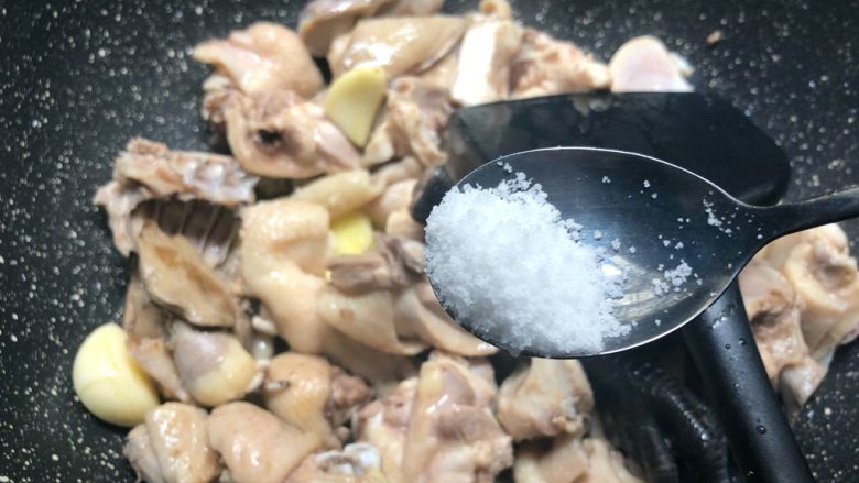 香菇土豆炖鸡块,放入2g盐