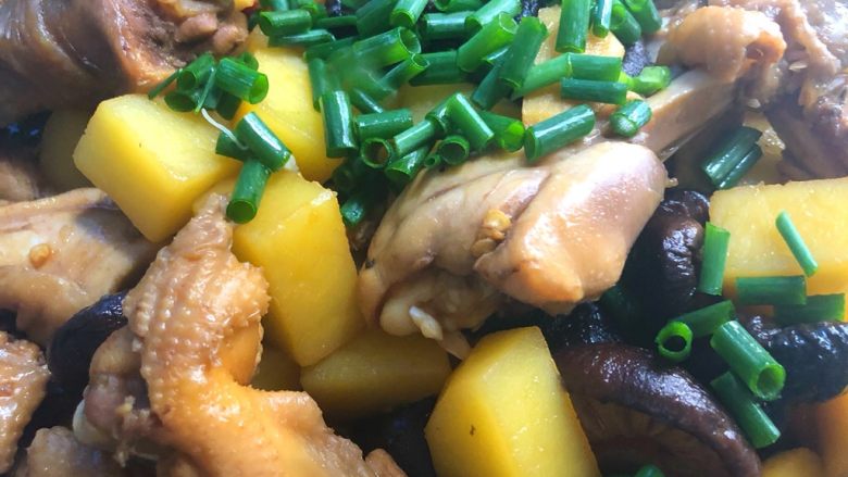 香菇土豆炖鸡块,装盘撒上葱花