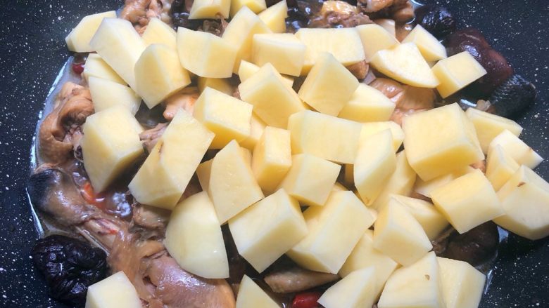 香菇土豆炖鸡块,炖好放入土豆翻炒均匀，继续再炖12分钟