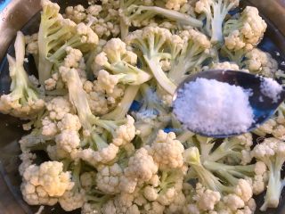 干锅花菜,花菜掰成小朵用盐水浸泡20分钟