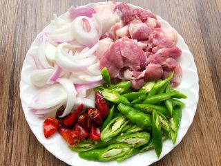 干锅花菜,五花肉洗净切薄片，洋葱切条，青辣椒洗净切块，干辣椒洗净切小段