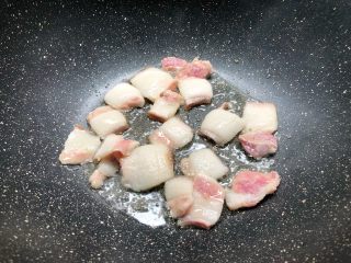 干锅花菜,把肥一点得五花肉放入锅里，小火煸炒出油