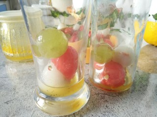 果然多气泡饮料,水果加入一部分，颜色要搭配好了