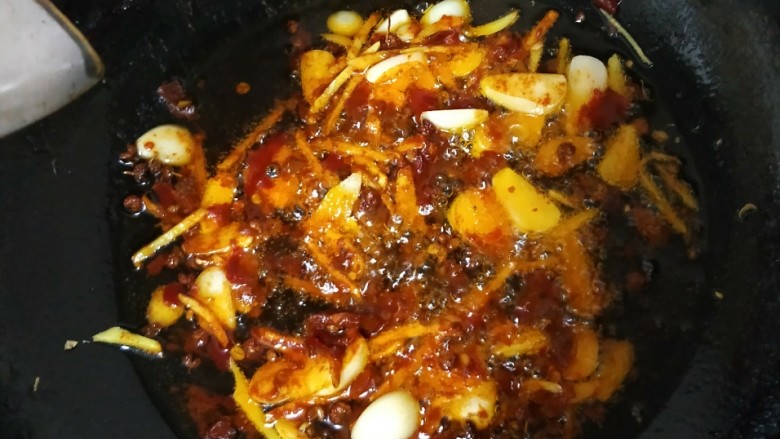 辣炒花蛤,放入郫县豆瓣酱炒出红油。