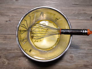 杏仁蜂蜜戚风蛋糕, 将牛奶、玉米油和蜂蜜搅拌均匀。