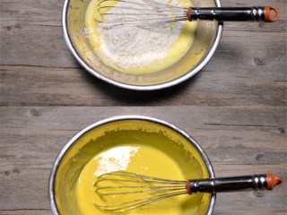 杏仁蜂蜜戚风蛋糕, 将低筋面粉筛入，翻拌均匀成细腻的面糊。