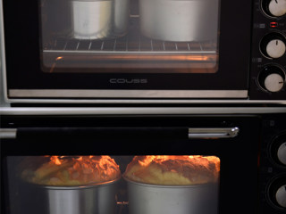 杏仁蜂蜜戚风蛋糕,烤箱，提前上下火165度预热好，模具放入下层烤网，烘烤35-40分钟。
