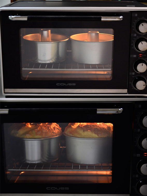 杏仁蜂蜜戚风蛋糕,烤箱，提前上下火165度预热好，模具放入下层烤网，烘烤35-40分钟。