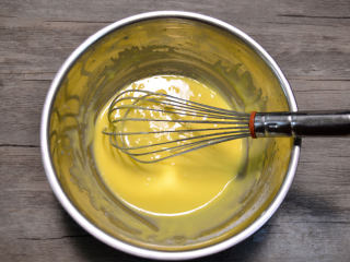 肉松小蛋糕, 将低筋面粉筛入，翻拌均匀。