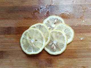 柠檬荔枝朗姆饮,新鲜柠檬洗净后切薄片。