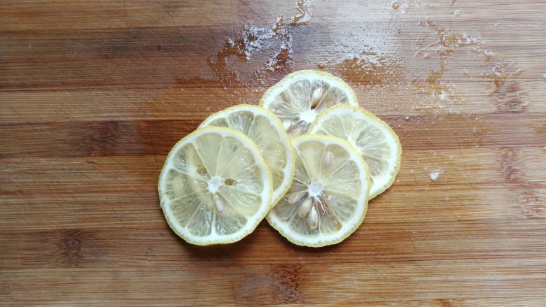 柠檬荔枝朗姆饮,新鲜柠檬洗净后切薄片。