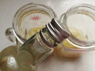 柠檬荔枝朗姆饮,再倒入适量拉姆酒，每瓶约到入2-3瓶盖。
