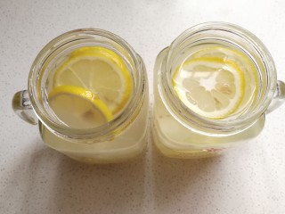 柠檬荔枝朗姆饮,再根据自己的口味调入适量蜂蜜搅拌均匀，然后盖上盖子，放入冰箱冷藏几个小时就可以喝了。