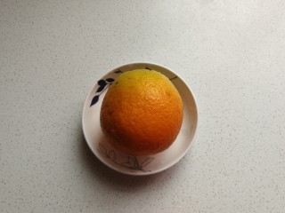 香橙海绵纸杯蛋糕,鲜橙一个，用少许苏打粉清洗干净表面。
