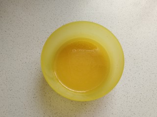 香橙海绵纸杯蛋糕,橙子挤汁取35克，加入玉米油搅拌至乳化状态。