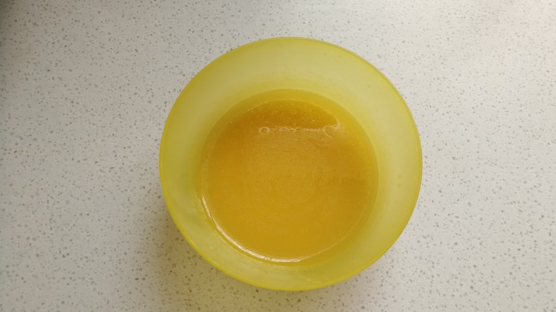 香橙海绵纸杯蛋糕,橙子挤汁取35克，加入<a style='color:red;display:inline-block;' href='/shicai/ 140122'>玉米油</a>搅拌至乳化状态。