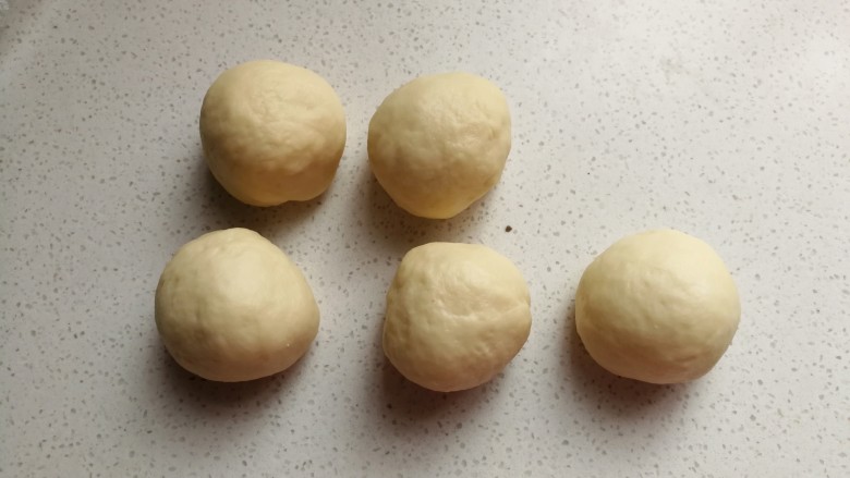 萌小兔餐包,先把大面团分成均匀的五个小剂子稍微滚圆。