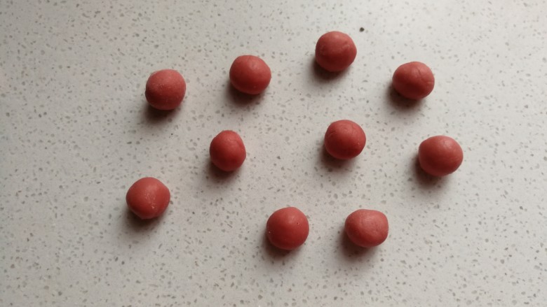 萌小兔餐包,每份红面团再各自分成10个小剂子搓圆。