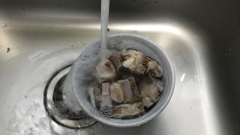 快手正餐 高压锅萝卜焖排骨,焯好水的排骨用清水冲洗干净表面的脏东西，然后控干水分