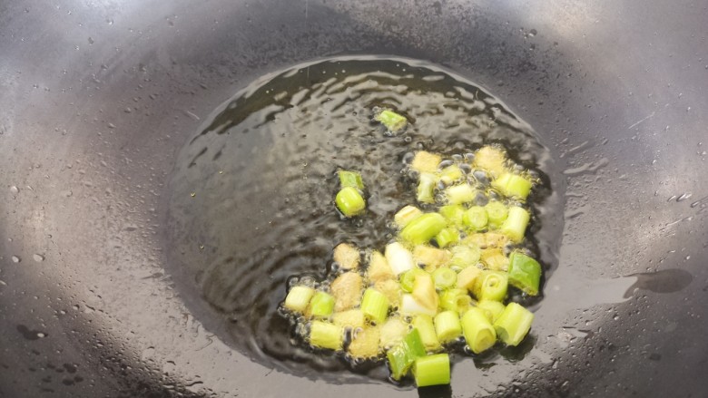 排骨焖饭,然后锅里热油，先把葱和姜爆香。
