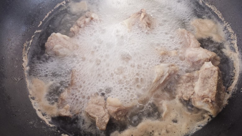 排骨焖饭,把排骨煮两分钟就可以，煮至颜色发白即可捞出来。