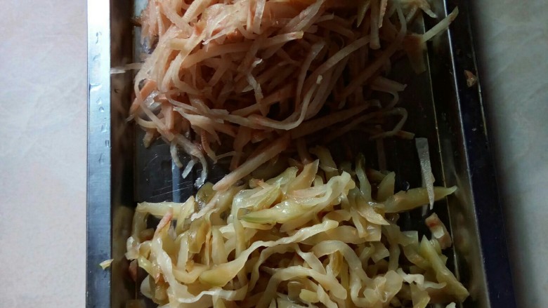 家常菜一什锦素炒,泡心里美萝卜和腌制的榨菜切丝。