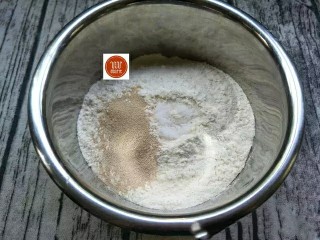 葱花饼,面粉中加入酵母，盐，混合均匀。