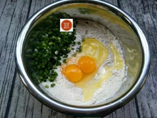 葱花饼,打入鸡蛋（这个是双黄蛋的哦），放入葱花。