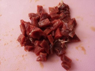 孜然牛肉炒饭,把牛肉切成牛肉丁。