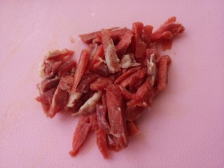 无辣不欢~青椒炒肉,现准备小块牛肉，把牛肉切成条状。