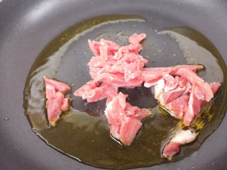 无辣不欢~青椒炒肉,先把牛肉放进去炒熟。