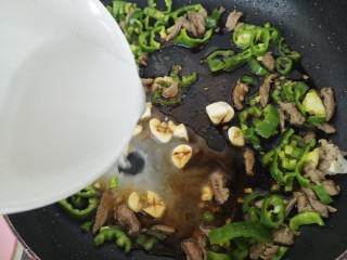 无辣不欢~青椒炒肉,把水淀粉倒入锅内。