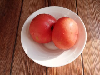 西红柿炒蛋,先准备两个西红柿。